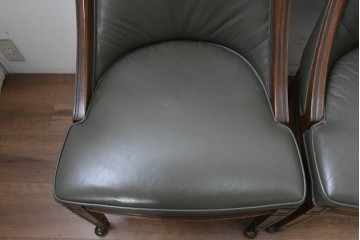 中古　美品　希少な廃番品　maruni(マルニ木工)　地中海ロイヤルシリーズ(ROYAL)　本革　木製脚がクラシカルなキャスター付きダイニングチェア4脚セット　定価(4脚合計)約68万円　(R-091059)