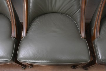 中古　美品　希少な廃番品　maruni(マルニ木工)　地中海ロイヤルシリーズ(ROYAL)　本革　木製脚がクラシカルなキャスター付きダイニングチェア4脚セット　定価(4脚合計)約68万円　(R-091059)