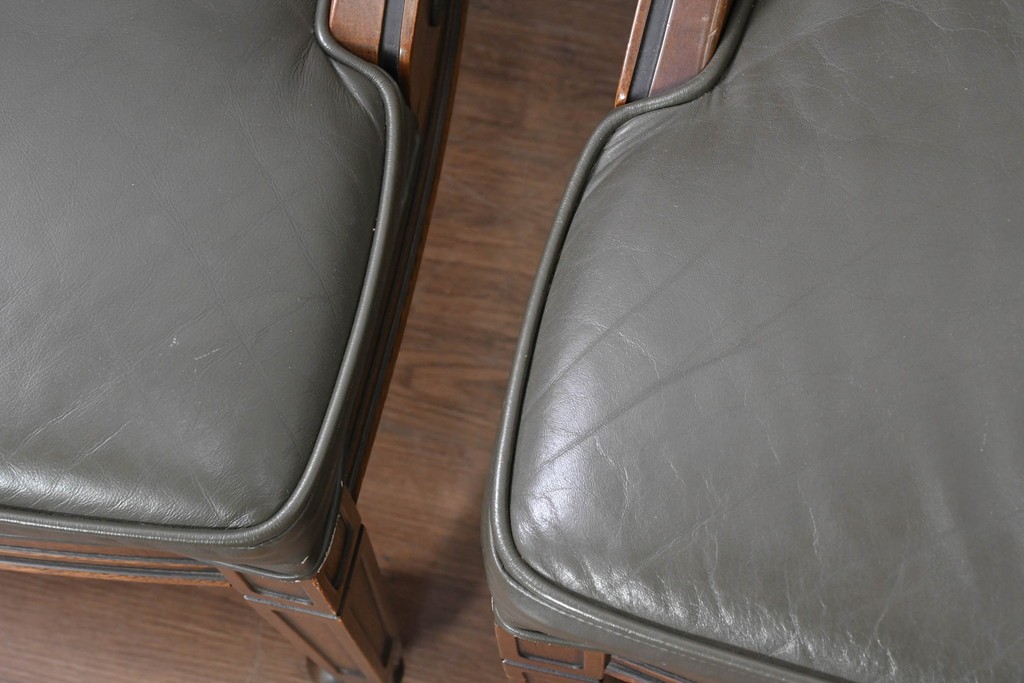 中古　美品　希少な廃番品　maruni(マルニ木工)　地中海ロイヤルシリーズ(ROYAL)　本革　木製脚がクラシカルなキャスター付きダイニングチェア4脚セット　定価(4脚合計)約68万円　(R-091059)