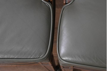 中古　美品　希少な廃番品　maruni(マルニ木工)　地中海ロイヤルシリーズ(ROYAL)　本革　木製脚がクラシカルなキャスター付きダイニングチェア4脚セット　定価(4脚合計)約68万円　(R-091059)