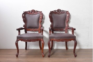中国ヴィンテージ　美品　高級品　花梨材　繊細な彫刻や鋲飾りが華やかな本革張りのアームチェア2脚セット　(R-091062)