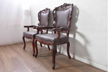中国ヴィンテージ　美品　高級品　花梨材　繊細な彫刻や鋲飾りが華やかな本革張りのアームチェア2脚セット　(R-091062)