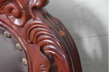 中国ヴィンテージ　美品　高級品　花梨材　繊細な彫刻や鋲飾りが華やかな本革張りのアームチェア2脚セット　(R-091062)
