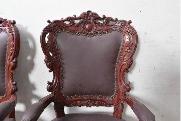 中国ヴィンテージ　美品　高級品　花梨材　繊細な彫刻や鋲飾りが華やかな本革張りのアームチェア2脚セット　(R-091062)