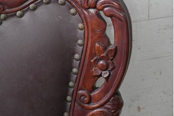 中国ヴィンテージ　美品　高級品　花梨材　繊細な彫刻や鋲飾りが華やかな本革張りのアームチェア2脚セット　(R-091062)