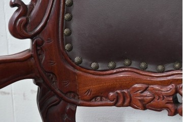 中国ヴィンテージ　美品　高級品　花梨材　繊細な彫刻や鋲飾りが華やかな本革張りのアームチェア2脚セット　(R-091062)