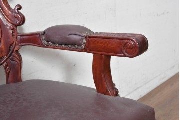 中国ヴィンテージ　美品　高級品　花梨材　繊細な彫刻や鋲飾りが華やかな本革張りのアームチェア2脚セット　(R-091062)