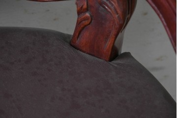 中国ヴィンテージ　美品　高級品　花梨材　繊細な彫刻や鋲飾りが華やかな本革張りのアームチェア2脚セット　(R-091062)