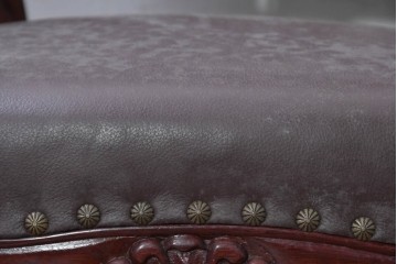 中国ヴィンテージ　美品　高級品　花梨材　繊細な彫刻や鋲飾りが華やかな本革張りのアームチェア2脚セット　(R-091062)