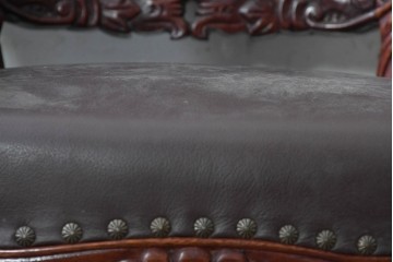 中国ヴィンテージ　美品　高級品　花梨材　繊細な彫刻や鋲飾りが華やかな本革張りのアームチェア2脚セット　(R-091062)