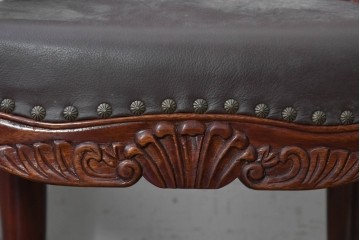 中国ヴィンテージ　美品　高級品　花梨材　繊細な彫刻や鋲飾りが華やかな本革張りのアームチェア2脚セット　(R-091062)