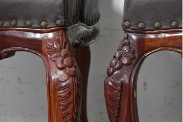 中国ヴィンテージ　美品　高級品　花梨材　繊細な彫刻や鋲飾りが華やかな本革張りのアームチェア2脚セット　(R-091062)