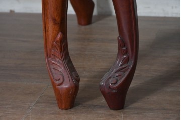 中国ヴィンテージ　美品　高級品　花梨材　繊細な彫刻や鋲飾りが華やかな本革張りのアームチェア2脚セット　(R-091062)