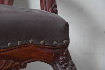 中国ヴィンテージ　美品　高級品　花梨材　繊細な彫刻や鋲飾りが華やかな本革張りのアームチェア2脚セット　(R-091062)