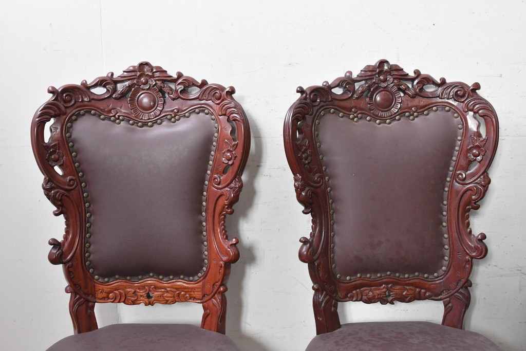 中国ヴィンテージ　美品　高級品　花梨材　繊細な彫刻や鋲飾りが華やかな本革張りのダイニングチェア4脚セット　(R-091063)