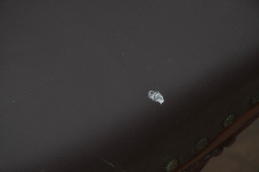 中国ヴィンテージ　美品　高級品　花梨材　繊細な彫刻や鋲飾りが華やかな本革張りのダイニングチェア4脚セット　(R-091063)