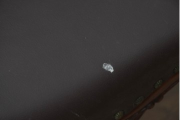 中国ヴィンテージ　美品　高級品　花梨材　繊細な彫刻や鋲飾りが華やかな本革張りのダイニングチェア4脚セット　(R-091063)