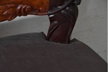 中国ヴィンテージ　美品　高級品　花梨材　繊細な彫刻や鋲飾りが華やかな本革張りのダイニングチェア4脚セット　(R-091063)