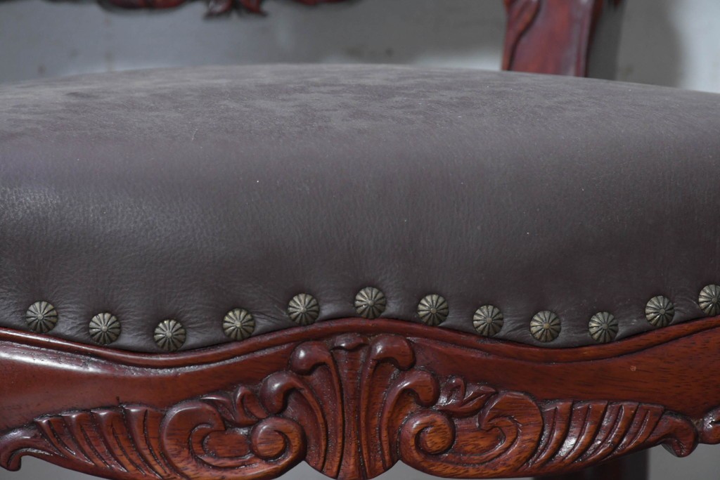 中国ヴィンテージ　美品　高級品　花梨材　繊細な彫刻や鋲飾りが華やかな本革張りのダイニングチェア4脚セット　(R-091063)