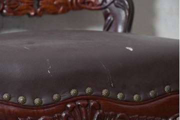中国ヴィンテージ　美品　高級品　花梨材　繊細な彫刻や鋲飾りが華やかな本革張りのダイニングチェア4脚セット　(R-091063)