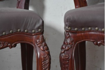 中国ヴィンテージ　美品　高級品　花梨材　繊細な彫刻や鋲飾りが華やかな本革張りのダイニングチェア4脚セット　(R-091063)