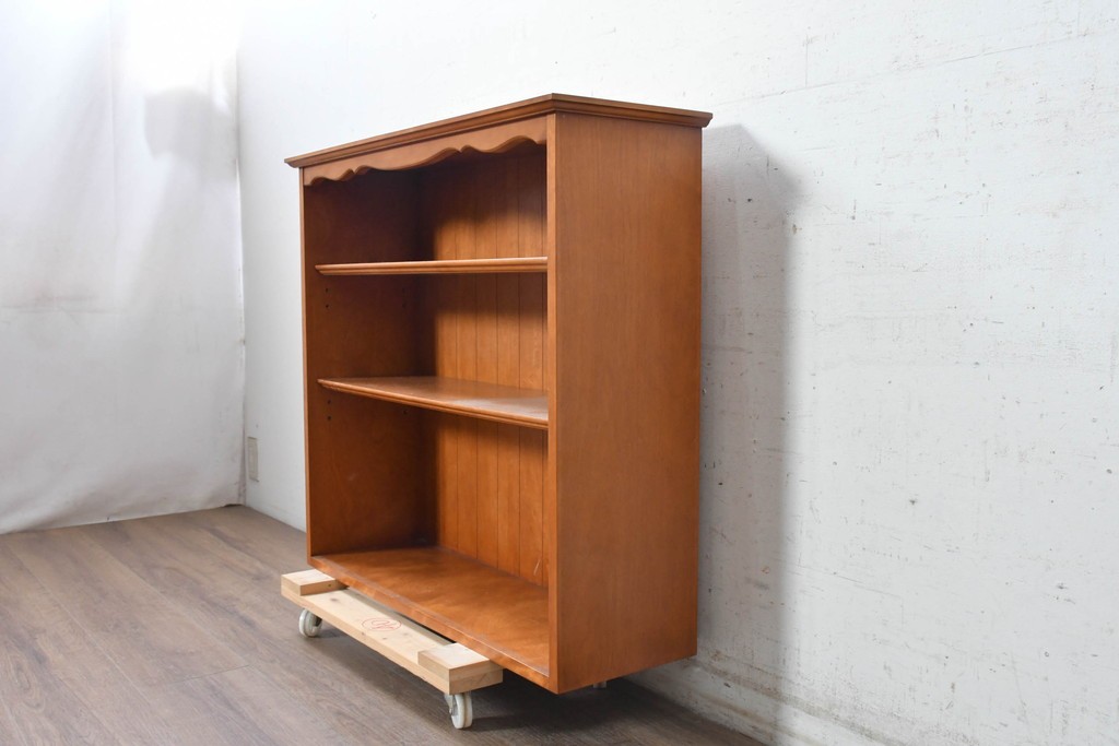 《台輪取り付け加工費込み》　中古　横浜クラシック家具ダニエル(Daniel)　温かみのある色合いと波打つ装飾が上品なブックシェルフ　(R-091065)