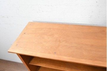 《台輪取り付け加工費込み》　中古　横浜クラシック家具ダニエル(Daniel)　温かみのある色合いと波打つ装飾が上品なブックシェルフ　(R-091065)