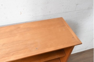 《台輪取り付け加工費込み》　中古　横浜クラシック家具ダニエル(Daniel)　温かみのある色合いと波打つ装飾が上品なブックシェルフ　(R-091065)