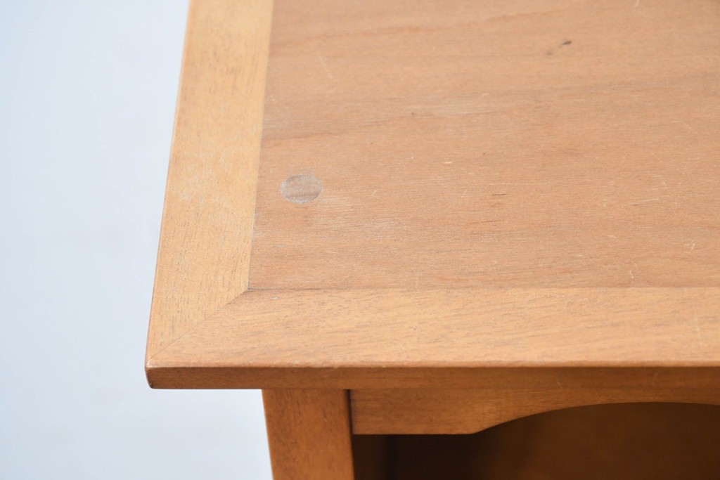 《台輪取り付け加工費込み》　中古　横浜クラシック家具ダニエル(Daniel)　温かみのある色合いと波打つ装飾が上品なブックシェルフ　(R-091065)