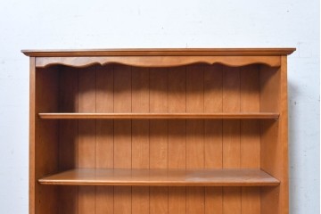 《台輪取り付け加工費込み》　中古　横浜クラシック家具ダニエル(Daniel)　温かみのある色合いと波打つ装飾が上品なブックシェルフ　(R-091065)