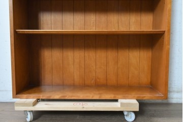 《台輪取り付け加工費込み》　中古　横浜クラシック家具ダニエル(Daniel)　温かみのある色合いと波打つ装飾が上品なブックシェルフ　(R-091065)