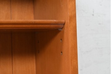 《台輪取り付け加工費込み》　中古　横浜クラシック家具ダニエル(Daniel)　温かみのある色合いと波打つ装飾が上品なブックシェルフ　(R-091065)