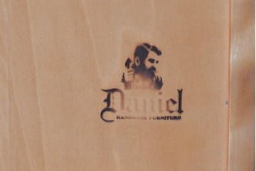 《台輪取り付け加工費込み》　中古　横浜クラシック家具ダニエル(Daniel)　温かみのある色合いと波打つ装飾が上品なブックシェルフ　(R-091065)