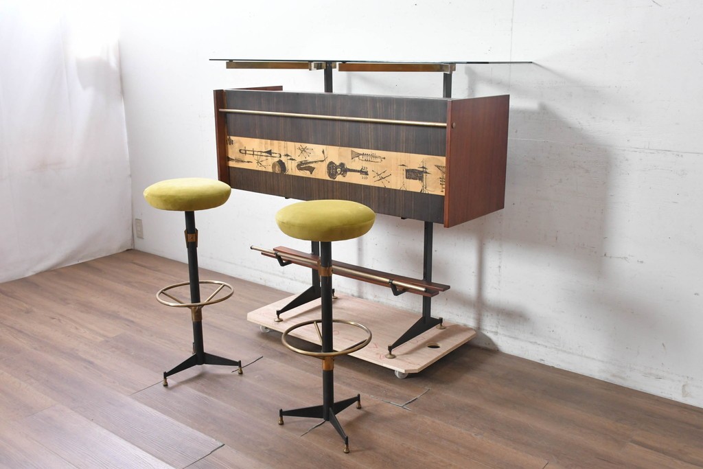 イタリアヴィンテージ　1950年から1960年頃　楽器モチーフが目を引くカウンターテーブルとチェア2脚セット　(R-091066)