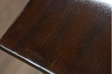イギリスアンティーク　1900年頃　Lloyd's Antiques(ロイズ・アンティークス)取り扱い　マホガニー材　シンプルな佇まいのデスク　(R-091068)