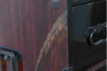 和製アンティーク　明治から大正期　黒漆塗り　向かい合う2頭の唐獅子・鶴亀・龍虎図など吉祥文様の金具をふんだんにあしらった六丁引きの重ね庄内箪笥　(R-091072)