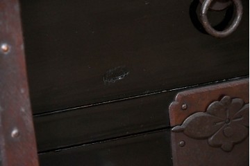 和製アンティーク　明治から大正期　黒漆塗り　向かい合う2頭の唐獅子・鶴亀・龍虎図など吉祥文様の金具をふんだんにあしらった六丁引きの重ね庄内箪笥　(R-091072)