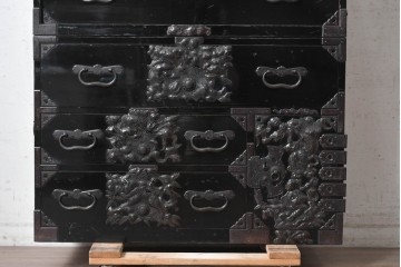 和製アンティーク　明治から大正期　黒漆塗り　向かい合う2頭の唐獅子・鶴亀・龍虎図など吉祥文様の金具をふんだんにあしらった六丁引きの重ね庄内箪笥　(R-091072)