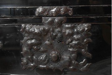 和製アンティーク　明治から大正期　黒漆塗り　向かい合う2頭の唐獅子・鶴亀・龍虎図など吉祥文様の金具をふんだんにあしらった六丁引きの重ね庄内箪笥　(R-091072)