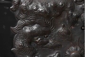和製アンティーク　明治から大正期　黒漆塗り　向かい合う2頭の唐獅子・鶴亀・龍虎図など吉祥文様の金具をふんだんにあしらった六丁引きの重ね庄内箪笥　(R-091072)