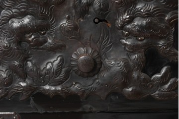 和製アンティーク　明治から大正期　黒漆塗り　向かい合う2頭の唐獅子・鶴亀・龍虎図など吉祥文様の金具をふんだんにあしらった六丁引きの重ね庄内箪笥　(R-091072)