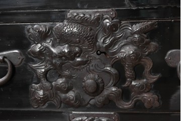 和製アンティーク　明治から大正期　黒漆塗り　向かい合う2頭の唐獅子・鶴亀・龍虎図など吉祥文様の金具をふんだんにあしらった六丁引きの重ね庄内箪笥　(R-091072)