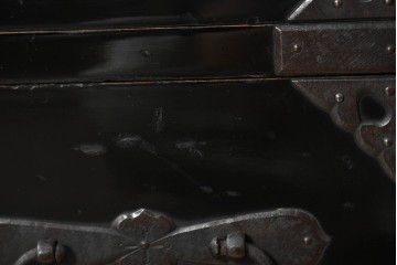 和製アンティーク　明治から大正期　黒漆塗り　向かい合う2頭の唐獅子・鶴亀・龍虎図など吉祥文様の金具をふんだんにあしらった六丁引きの重ね庄内箪笥　(R-091072)