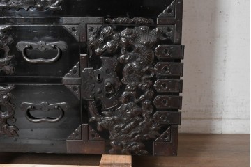 和製アンティーク　明治から大正期　黒漆塗り　向かい合う2頭の唐獅子・鶴亀・龍虎図など吉祥文様の金具をふんだんにあしらった六丁引きの重ね庄内箪笥　(R-091072)