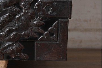 和製アンティーク　明治から大正期　黒漆塗り　向かい合う2頭の唐獅子・鶴亀・龍虎図など吉祥文様の金具をふんだんにあしらった六丁引きの重ね庄内箪笥　(R-091072)