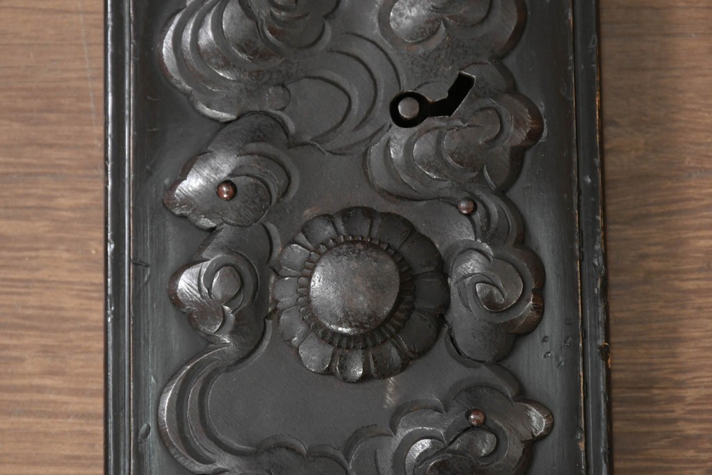 和製アンティーク　明治から大正期　黒漆塗り　向かい合う2頭の唐獅子・鶴亀・龍虎図など吉祥文様の金具をふんだんにあしらった六丁引きの重ね庄内箪笥　(R-091072)