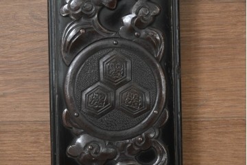 和製アンティーク　明治から大正期　黒漆塗り　向かい合う2頭の唐獅子・鶴亀・龍虎図など吉祥文様の金具をふんだんにあしらった六丁引きの重ね庄内箪笥　(R-091072)