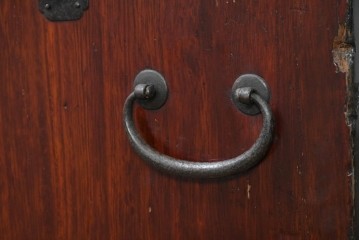 和製アンティーク　明治から大正期　黒漆塗り　鶴亀図を象った閂が目を引く庄内箪笥ローチェスト　(R-091073)