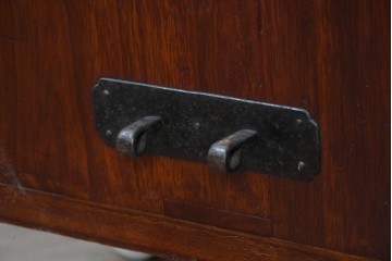 和製アンティーク　明治から大正期　黒漆塗り　鶴亀図を象った閂が目を引く庄内箪笥ローチェスト　(R-091073)