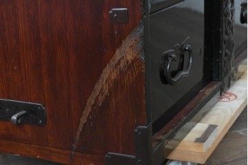 和製アンティーク　明治から大正期　黒漆塗り　鶴亀図を象った閂が目を引く庄内箪笥ローチェスト　(R-091073)